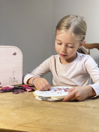 Walizka z zestawem do wyszywania - z tamborkiem | Egmont Toys®