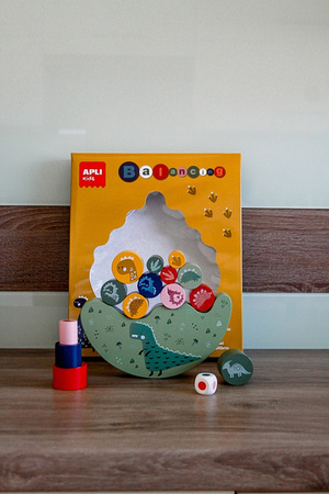 Gra zręcznościowa Apli Kids - Balansujące dinozaury